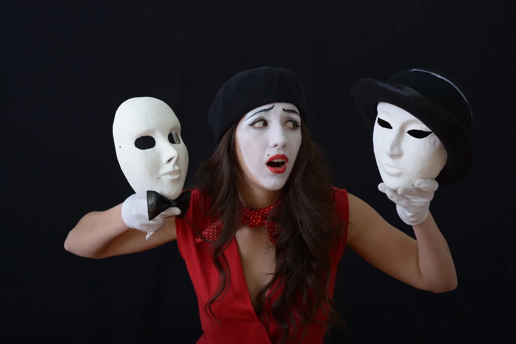 актеры на сцене театра. актеры театра эстетика. человек в маске. занавес тайна. артист на сцене.