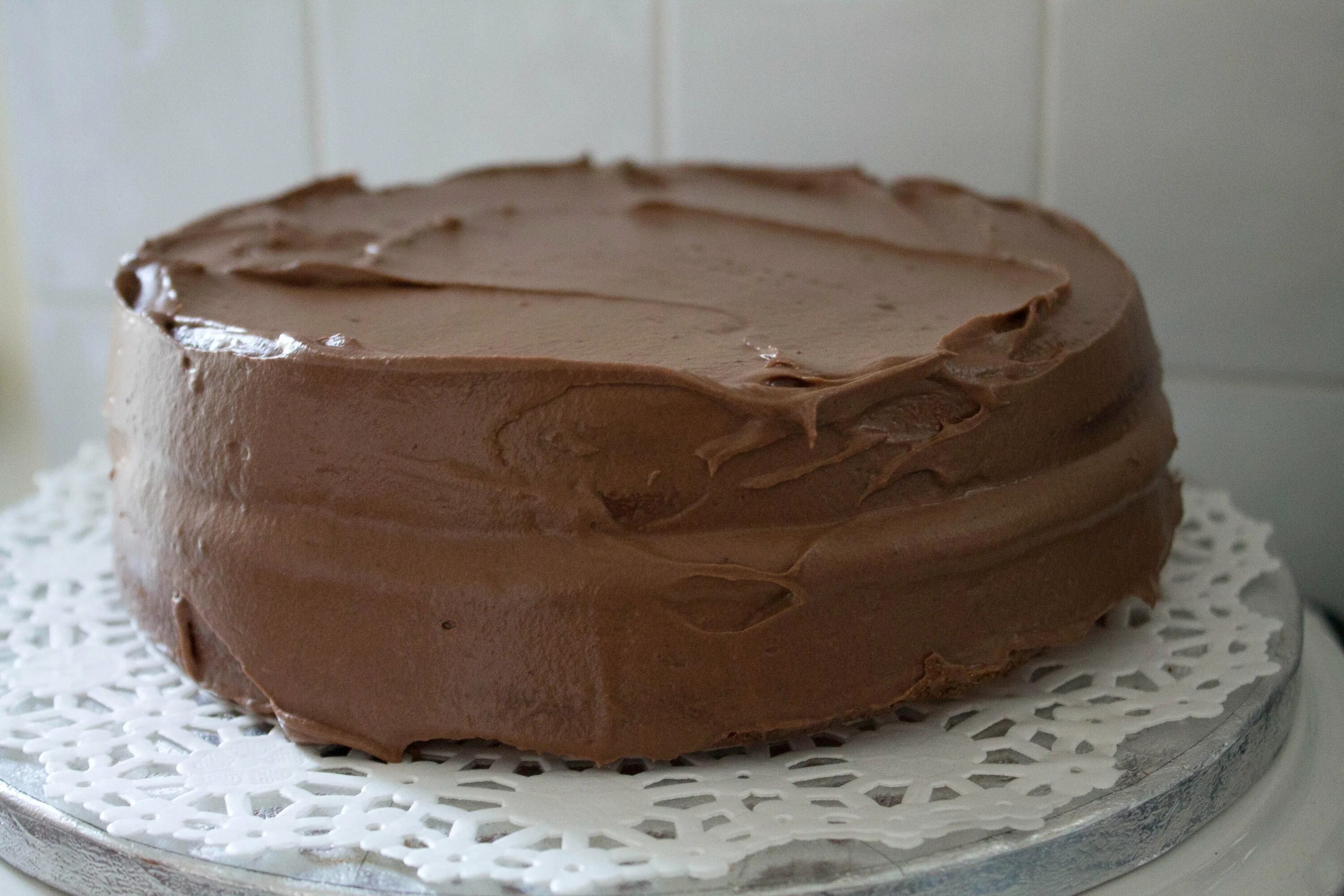 Крем для шоколадных коржей. Крем для торта Прага. Торт сметанник шоколадный. Торт шоколадный Сметанковый. Шоколадно сметанный торт.