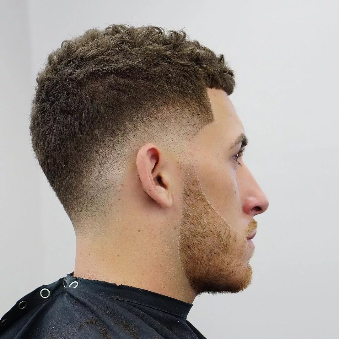 Low taper fade. Кроп фейд. Кроп фейд 2021. Стрижка фейд полубокс. Стрижка фейд (Fade) полубокс.