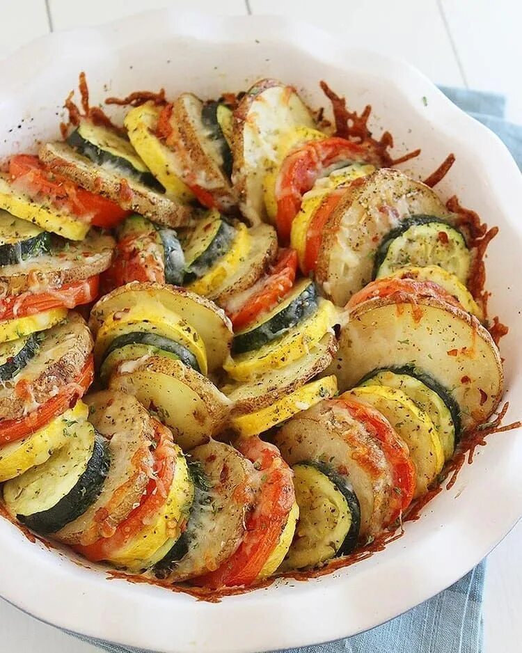 Рецепт картошка кабачки помидоры. Овощи в духовке. Блюда с кабачками. Кабачки запеченные в духовке. Овощи слоями в духовке.