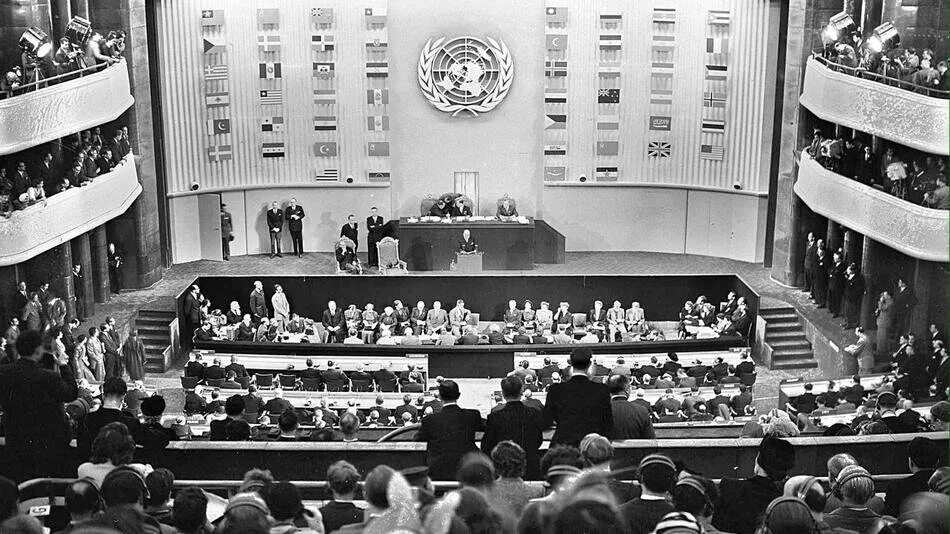 Политическая конвенция. Всеобщая декларация прав человека ООН 1948. Генеральной ООН В Париже 10 декабря 1948. Генеральная Ассамблея 10 декабря 1948 года. Генеральная Ассамблея ООН 1948.