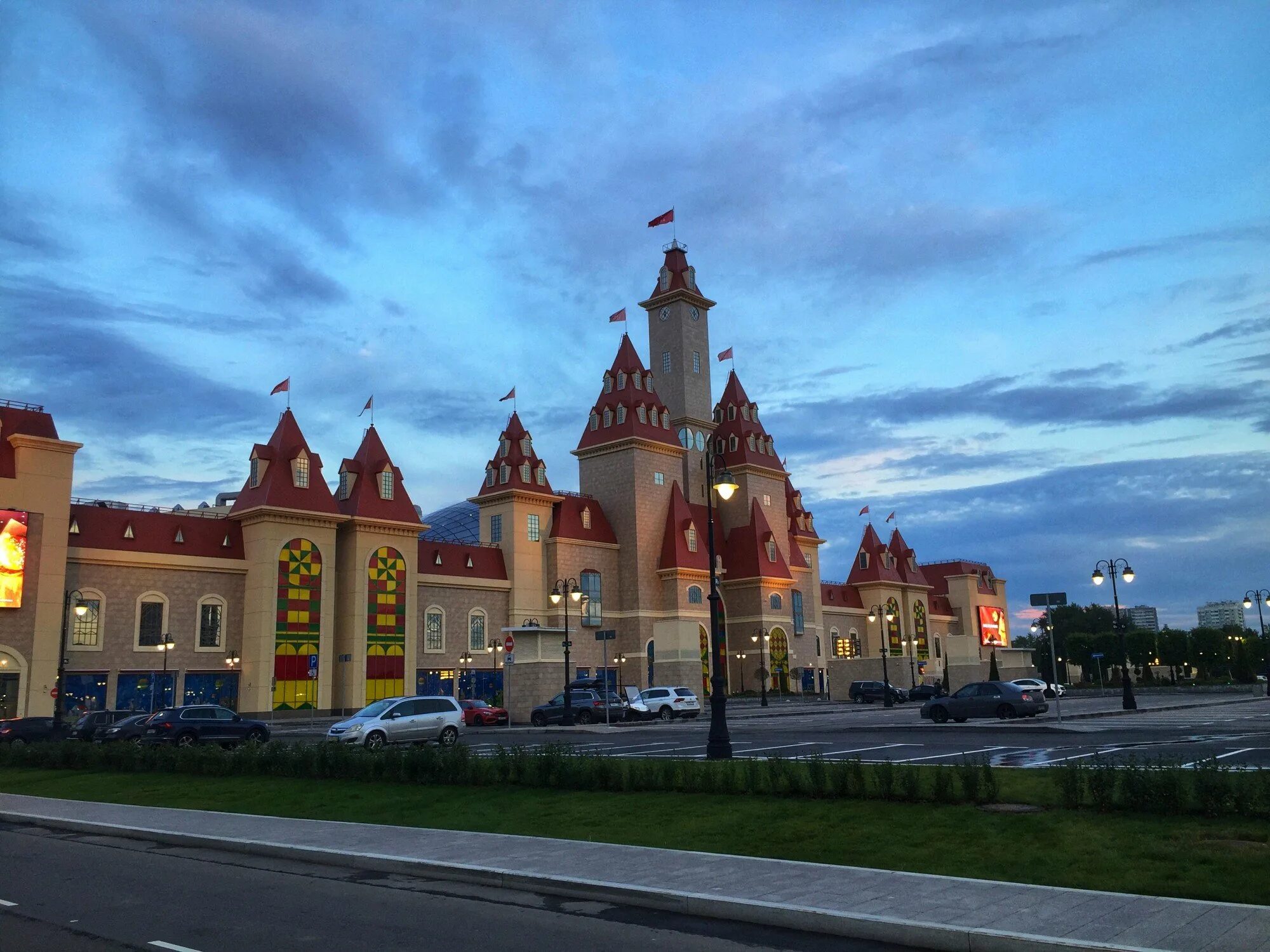 Технопарк Москва остров мечты. Диснейленд в Москве остров мечты. Остров мечты в Москве замок. Остров мечты Москва фасад.