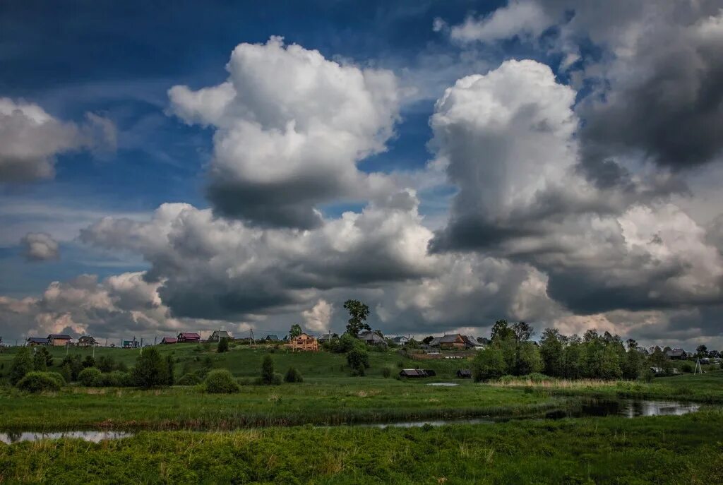 Панорама пасмурного дня. Облачно с прояснениями красиво. Небо тучи. Облачно картинка. Облачная погода.
