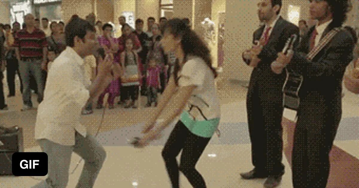 Гифки предложения. Человечки для презентации анимация. Анимационные предложения. Делает предложение руки и сердца гиф. Белые человечки.