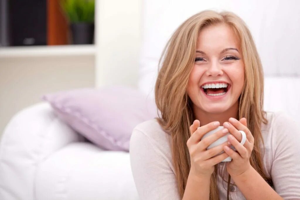 Девушка смеется. Счастливая девушка смеется. Радостная девушка. Девушка со смехом. Девушка хохочет.