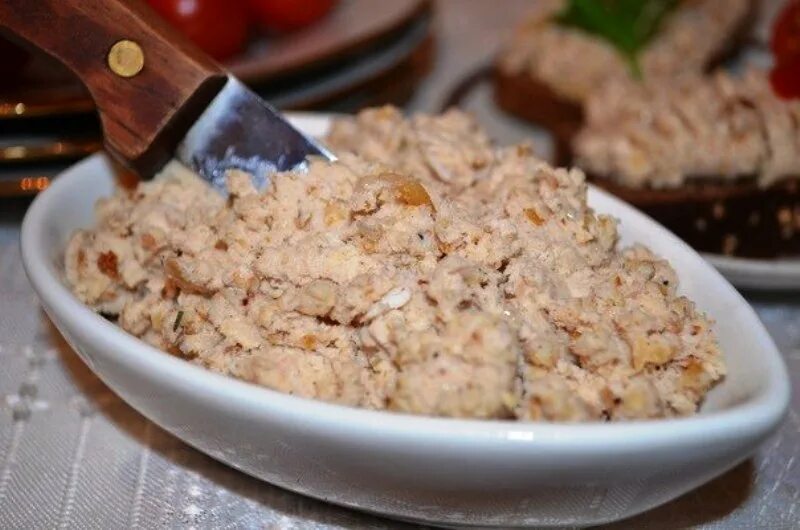 Паштет из куриной грудки. Паштет из куриной грудки с грецкими орехами. Паштет из куриной грудки в домашних. Паштет из куриного филе с орехами.