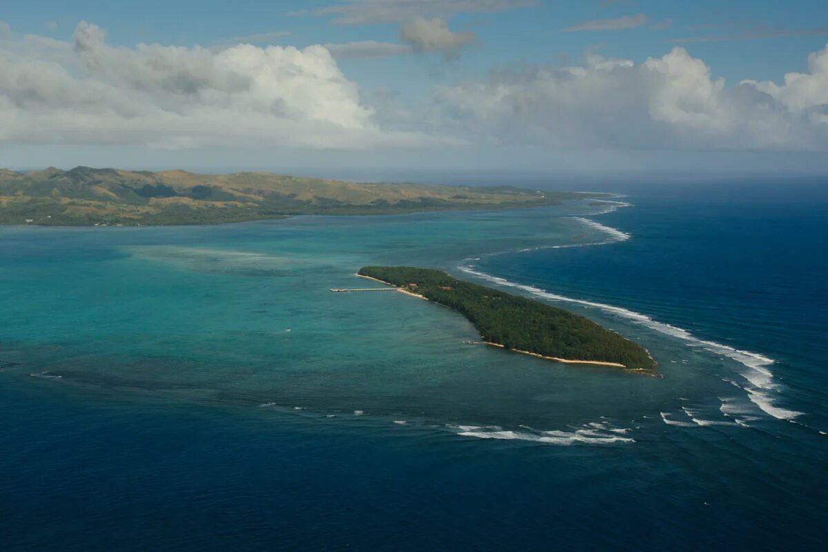 Two large islands. Маршалловы острова Кваджалейн. Атолл на Маршалловых островах. Атолл Кваджалейн. Острова Мальдивы Чуук Маршалловы острова.