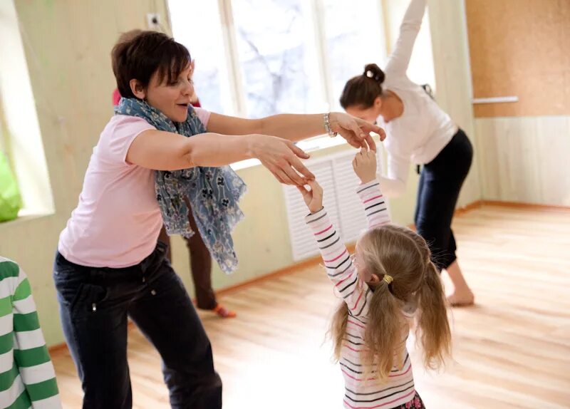 Танец помогаем маме. Танцевально-двигательная терапия для детей. Танцетерапия для детей. Танцевальная терапия для детей. Родители и дети занятия.