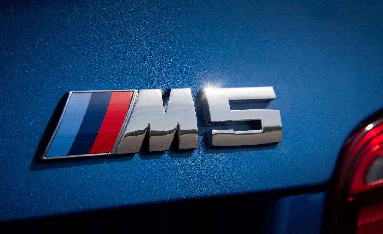 Канал м5. BMW m5 logo. BMW m5 шильдик. Шильдик BMW m5 Competition. BMW m5 f10 шильдик.