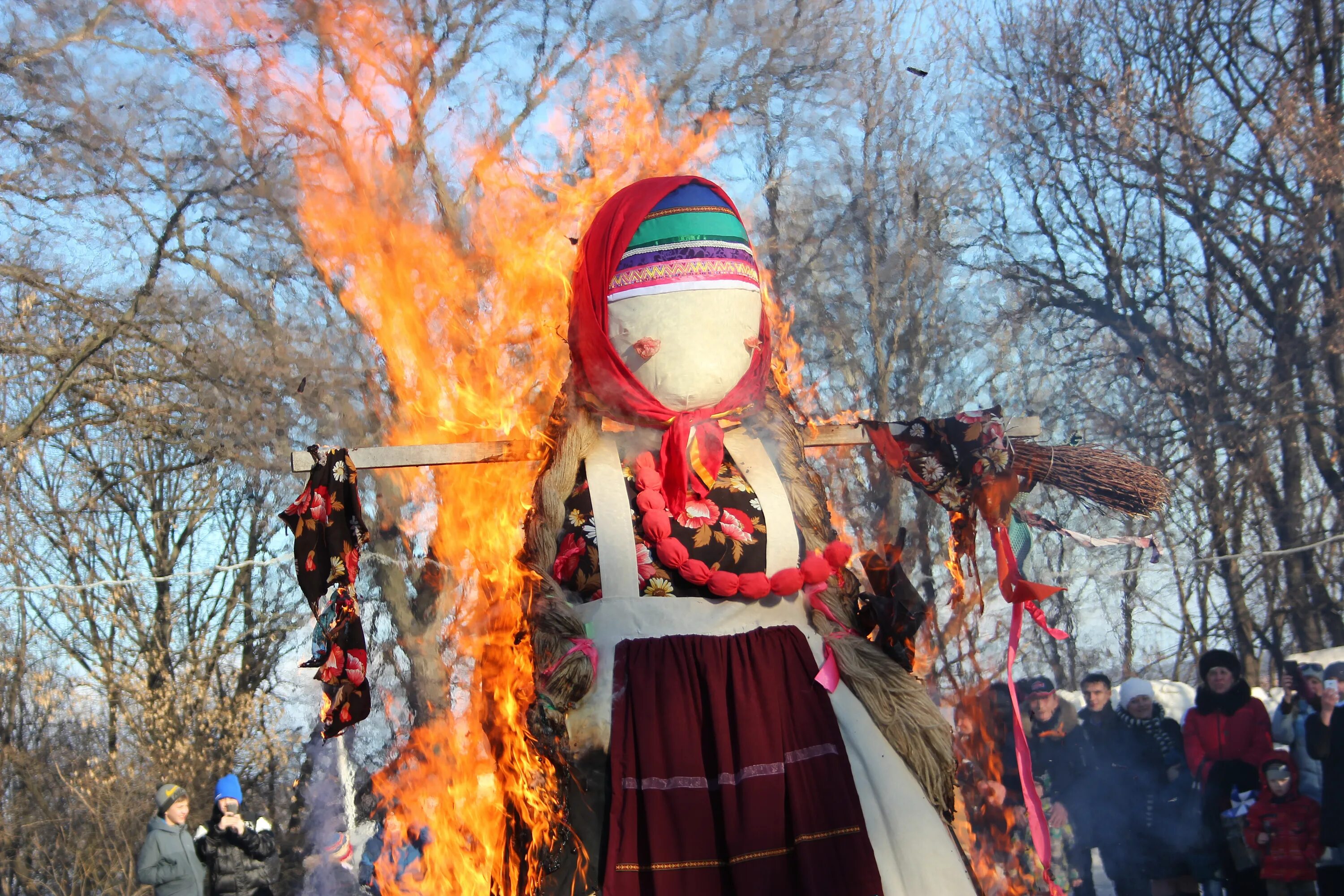 Масляна 2016. Сжигание чучела Масленицы. Сожжение чучела на Масленицу. Обряд сожжения Масленицы. Чучело зимы.