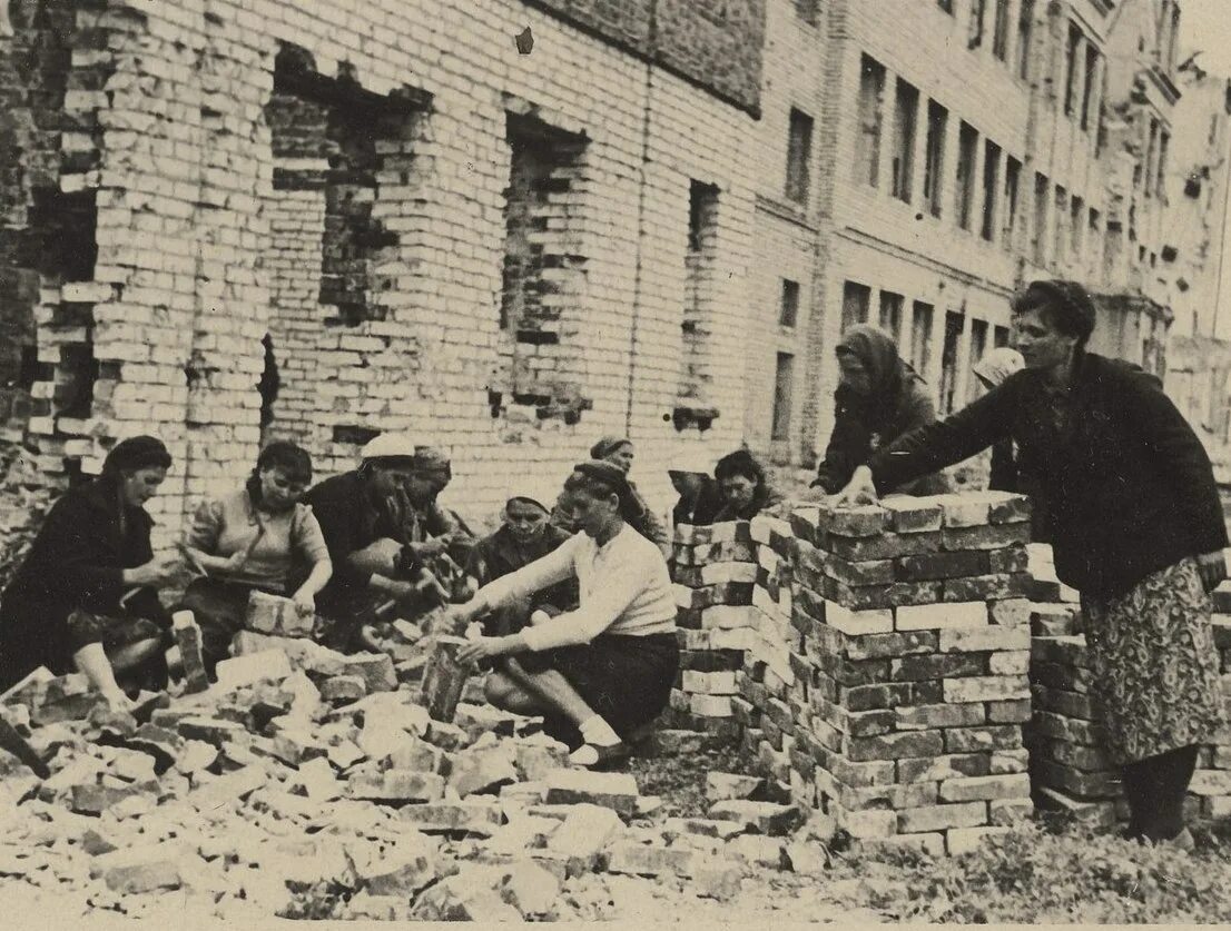 Что было восстановлено после войны. Сталинград после битвы 1943 год отстраивание города. Черкасовское движение в Сталинграде. Черкасовская бригада Сталинград. Восстановление Сталинграда Черкасовское движение.