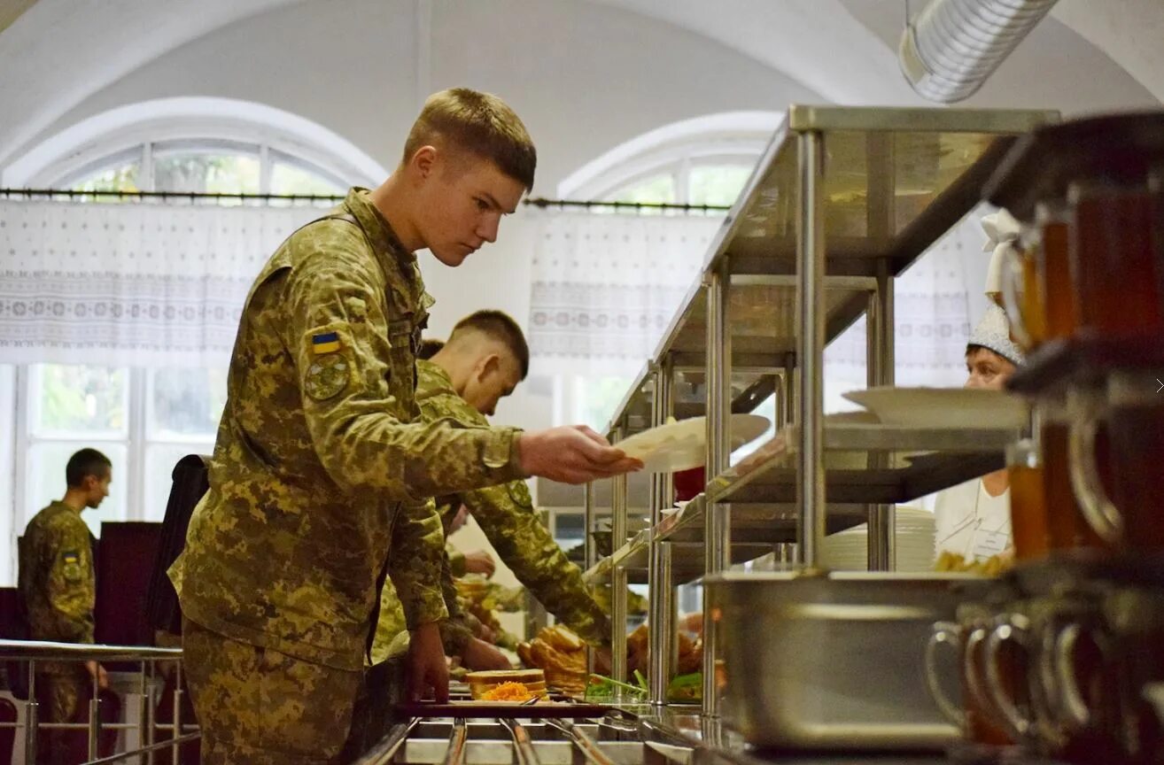Военный стол. Столовая воинской части. Питание в армии Украины. Еда в Карауле. Еда в Минобороны.