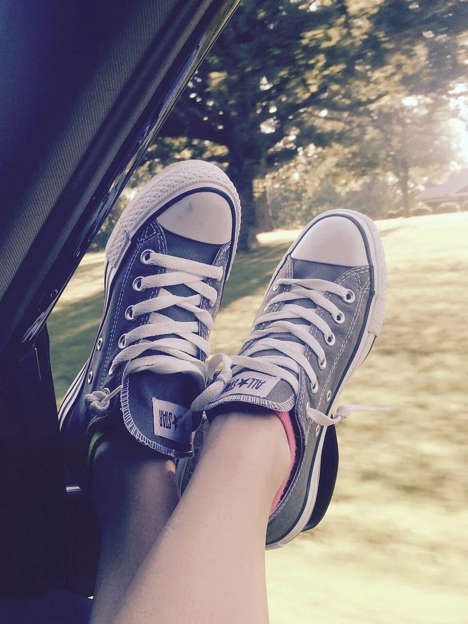 Converse леопардовые кеды. Мужские ноги в машине. Converse chuck taylor all star. Кеды машина. Кеда освежитель.