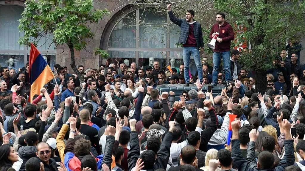Положение в армении на данный. Армяне протесты. армяне на улицах еревана. майдан в армении. армения люди на улице.