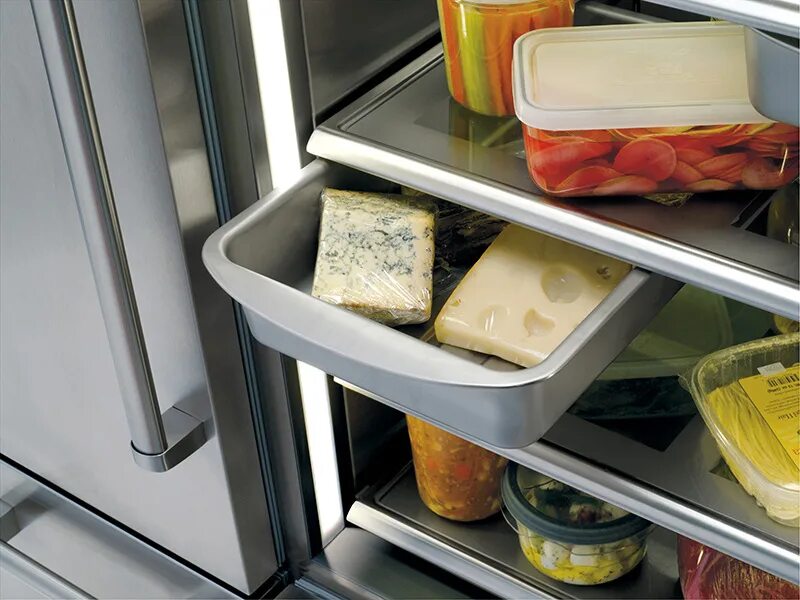 Хранение сыра в холодильнике. Холодильник с сыром. Контейнер для хранения нарезки в холодильнике. Компактное хранение сыр колбаса. Почему сыр хранят в холодильнике
