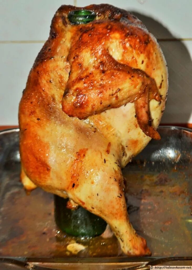 Рецепт курицы на банке в духовке целиком. Курица на бутылке в духовке. курица на бутылке в духовке целиком. курочка на бутылке в духовке. курица в духовке набутвлке.
