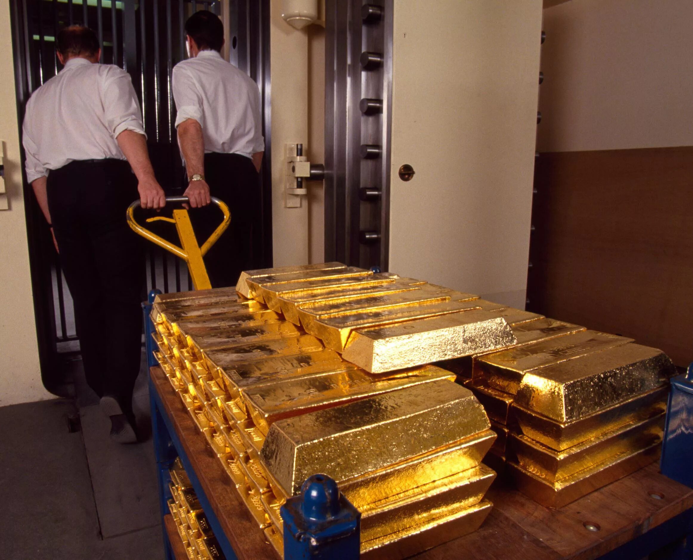 Золотой запас Таджикистана на 2021г. Экспорт золота из России. Тонна золота. Хранилище слитков золота.