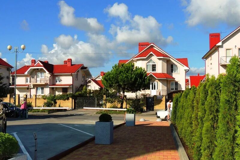 Жк маяк басаргина владивосток. Отель тихая бухта в геленджике. Голубая бухта адлер. Бухта улица. Бухта улица.