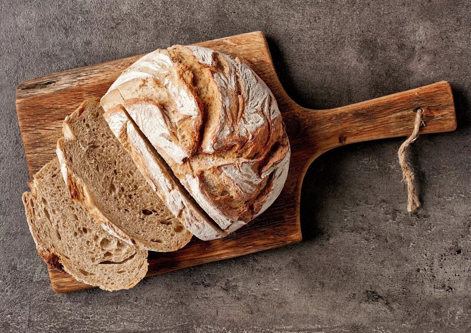 Свежеиспеченный. Хлеб сверху. Нарезанный хлеб сверху. Хлеб вид сверху. Доска для хлеба.