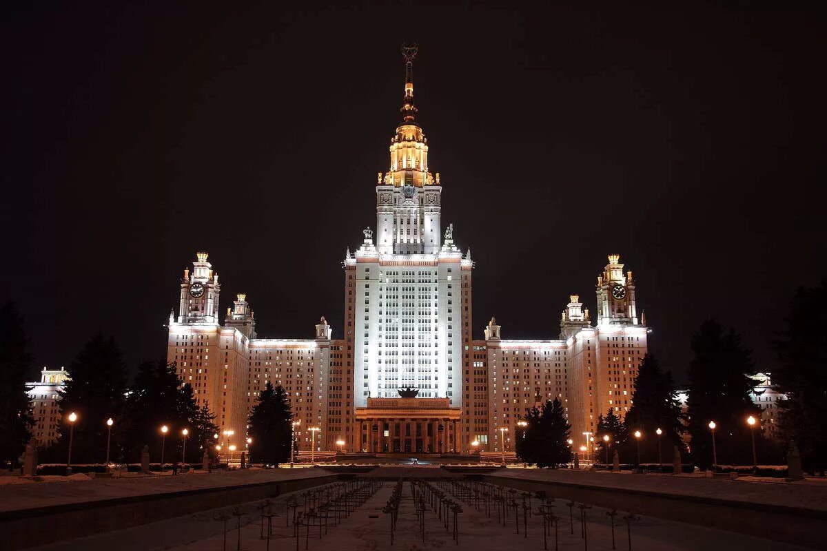 Мгу вечернее. Московский государственный университет имени м.в. Ломоносова. Moscow МГУ ночью. Здание МГУ В Москве ночью.