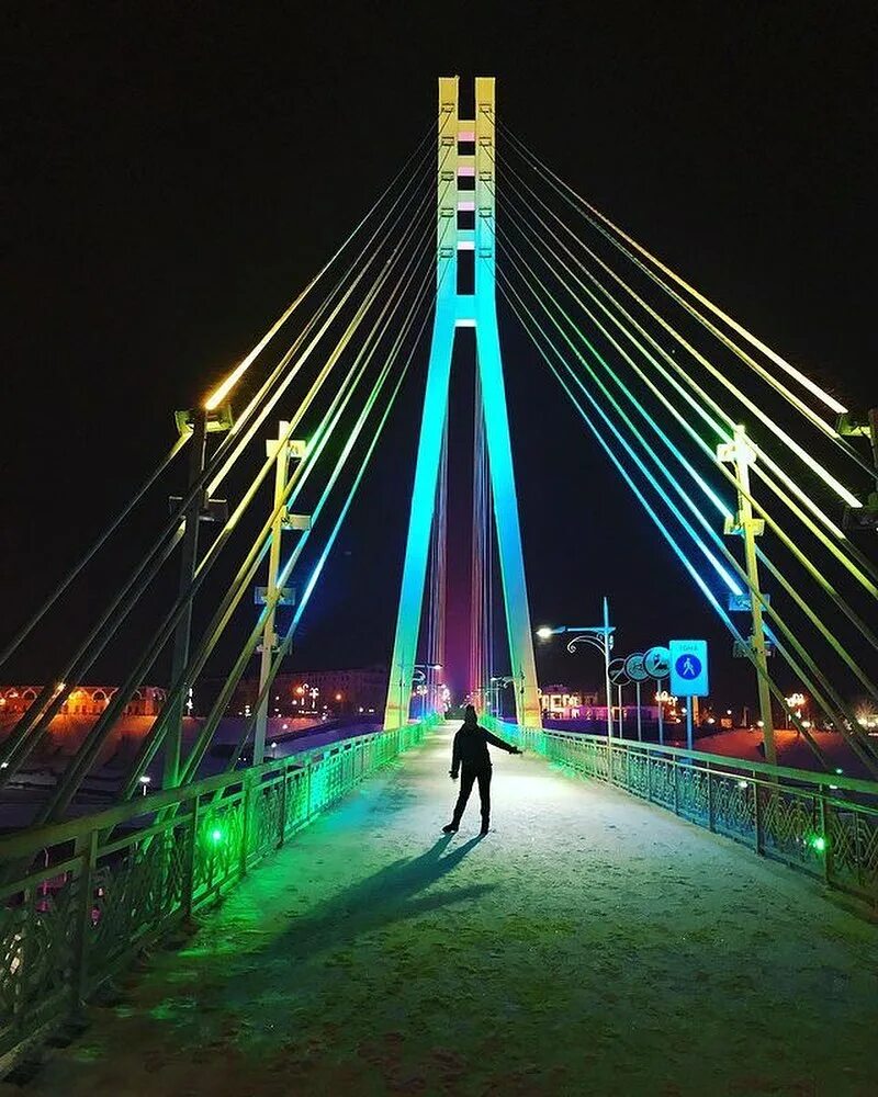 Вантовый мост тюмень. Тюмень центр города. Мост влюблённых тюмень тюмень. Селфи новогодние новогодние. Инст тюмень.