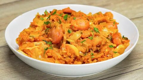 Тушеная капуста с помидорами и сосисками