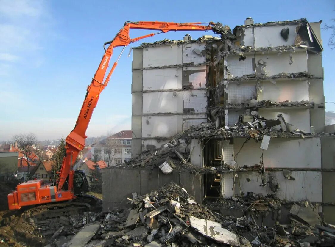 Демонтаж зданий оборудование. Демонтаж промышленных зданий. Промышленный демонтаж. Атлас копко 1700 гидроножницы. Демонтаж экскаватором.