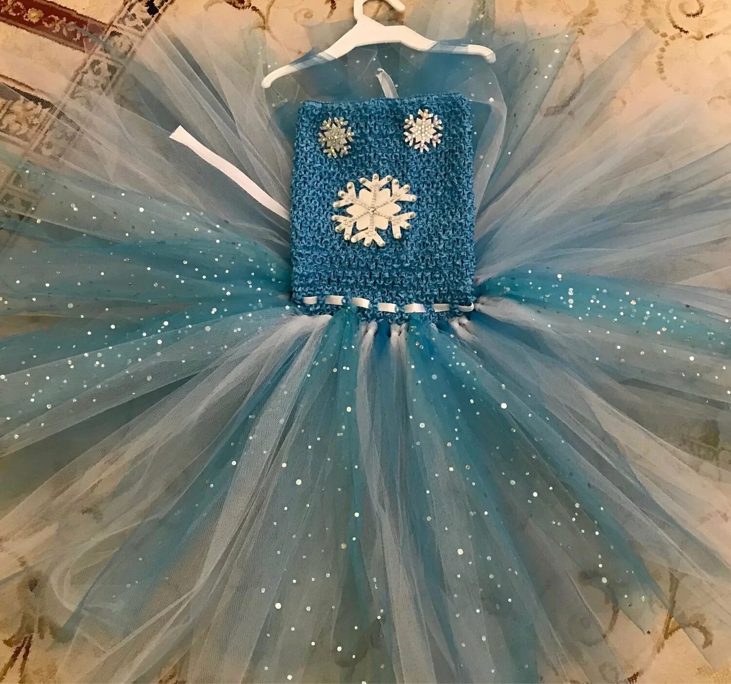 Платье снежинки для новогоднего утренника. Костюм снежинки. Платье снежинка для девочки на новый год. Новогоднее платье для девочки. Костюм снежинки.