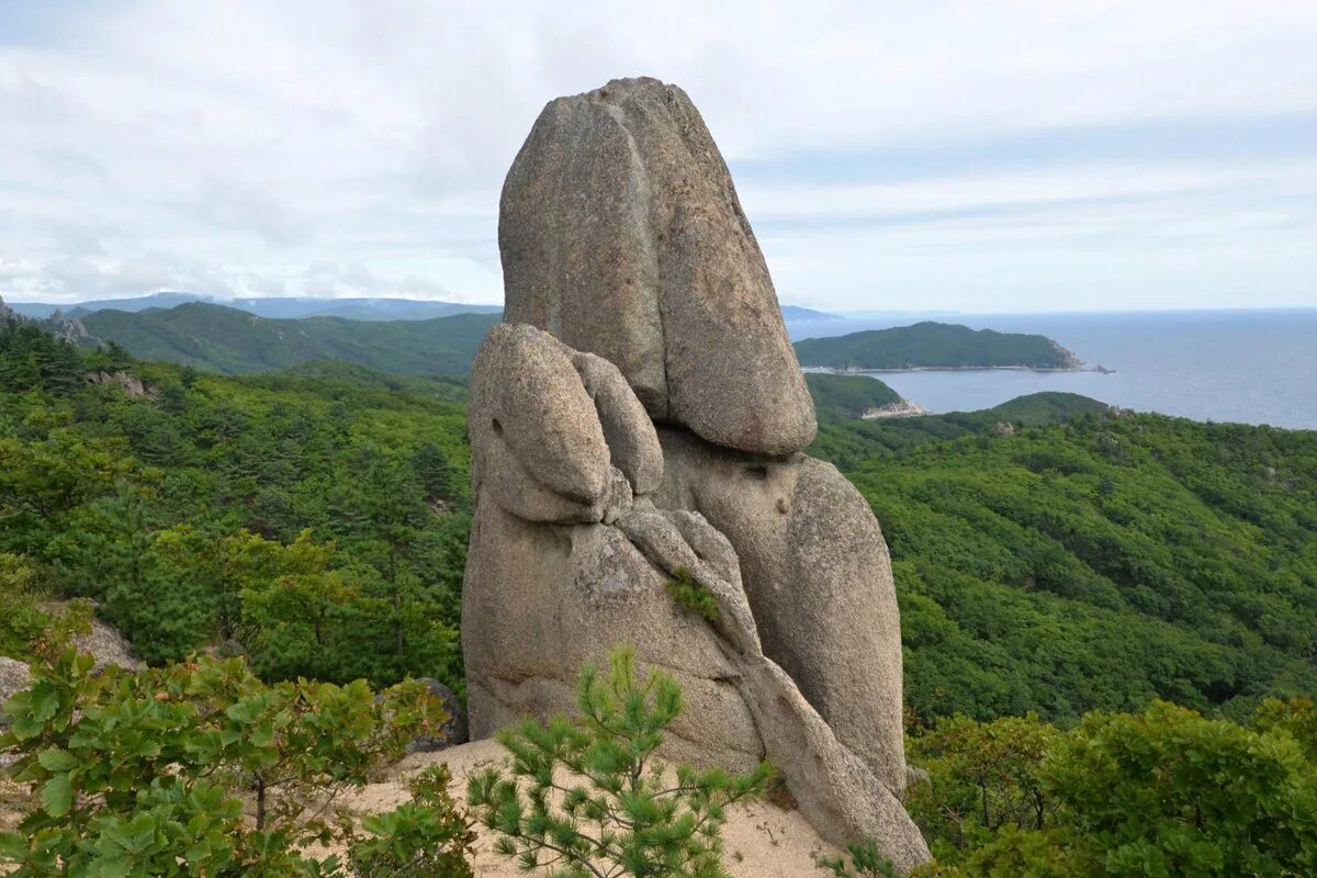 Покажи окрестности. Город большой камень Приморский край. Большой камень Приморье. Памятник большой камень город. Гор большой камень Приморского края.