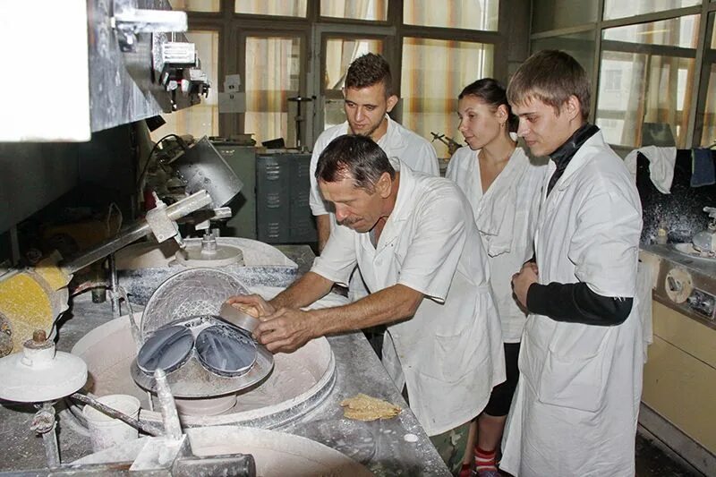 Завод диапроектор рогачев. Рогачевский диапроектор. Рогачевский диапроектор. Рогачевский диапроектор. Оптический цех.