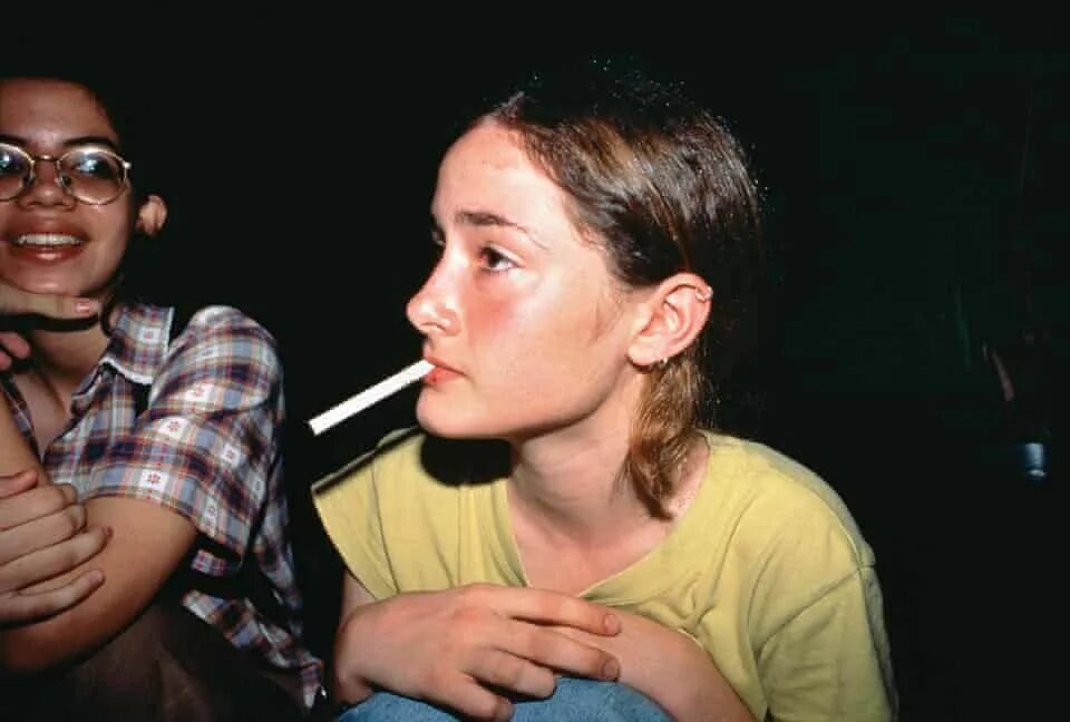 Подростки пьют курят. Курящий подросток. Курящая девушка подросток. Курящие подростки девочки. Ребенок курит.