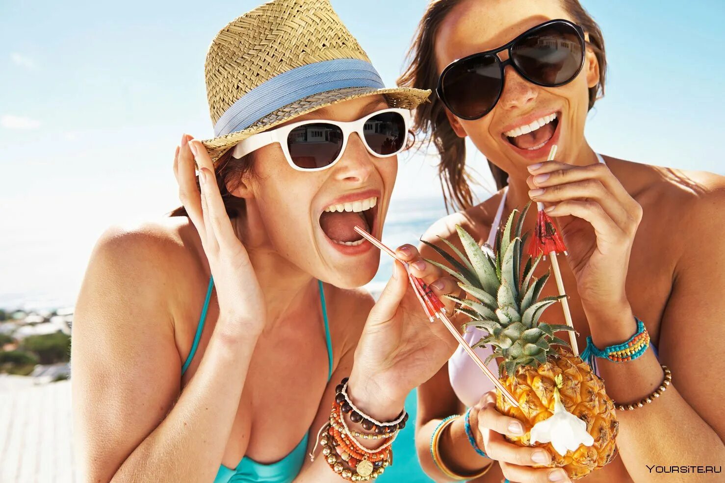 С друзьями всегда весело. Девушка с коктейлем на пляже. Лето пляж. Молодежь на море. Счастливая девушка.