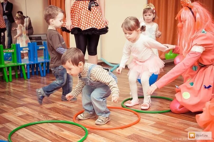 День рождения развлечения конкурсы. Веселые игры с детьми на празднике. развлечения на детский праздник. аниматор конкурсы для детей. веселые развлекательные игры для детей.
