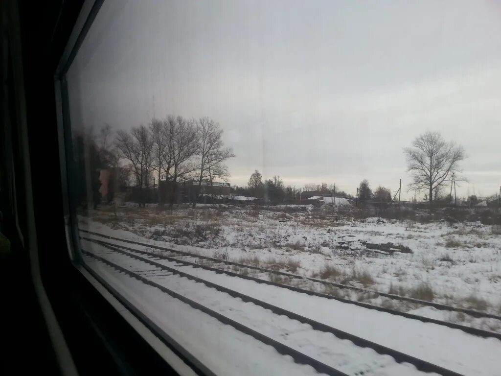 Москвича увидевшего липецк из окна поезда доставили. Вид из окна поезда. вид изакна поезда зима. вид с окна электрички. вид из окна поезда зимой.