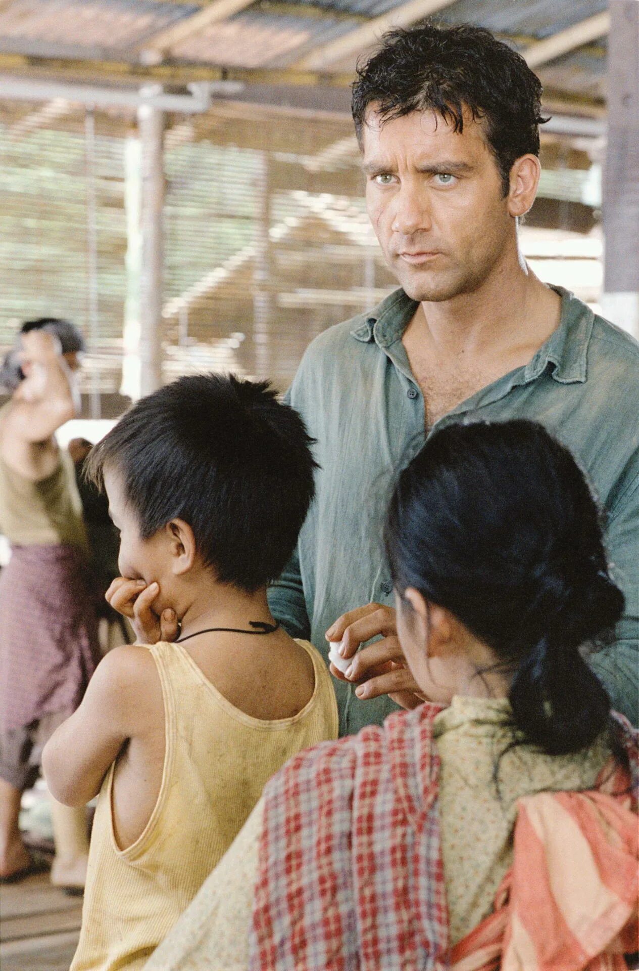 За гранью 2003. Beyond border gathering 2024. Клайв оуэн и анджелина джоли. Клайв оуэн и анджелина джоли. Beyond border gathering 2024.