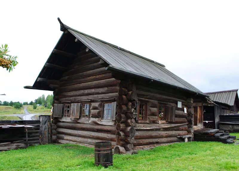 Южная изба. Северная изба, пятистенка. Традиционное жилище народов южного урала. Дом зажиточного крестьянина 19 века в россии. Амбар в малых карелах.