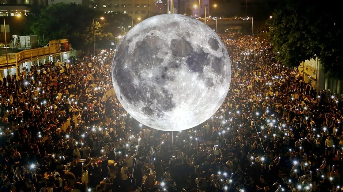 Луна шарик. Ночь музеев полумесяц. Ночь музеев Луна. Лунная инсталляция люка Джеррама.