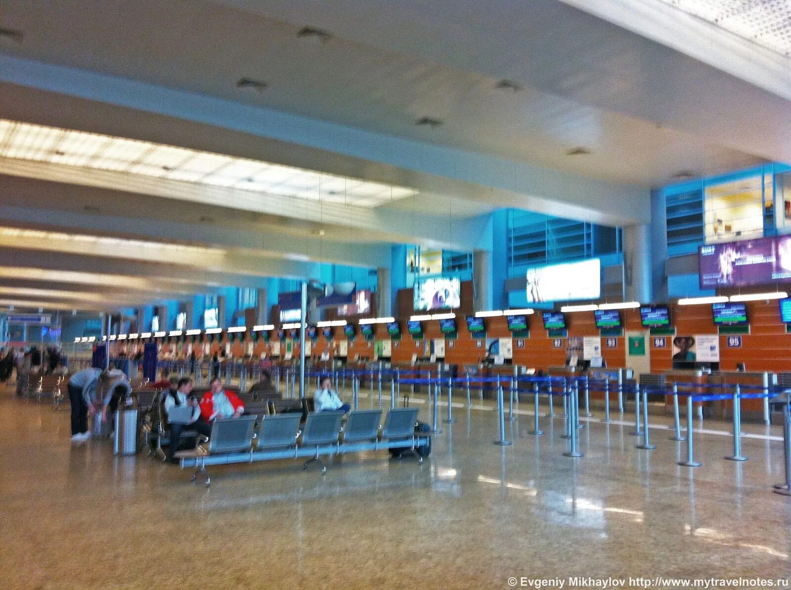 Шереметьево терминал египет. Шереметьево терминал д внутри. Международный аэропорт Шереметьево, терминал d, Химки. Аэропорт Шереметьево терминал д фото. Шереметьево изнутри терминал д.