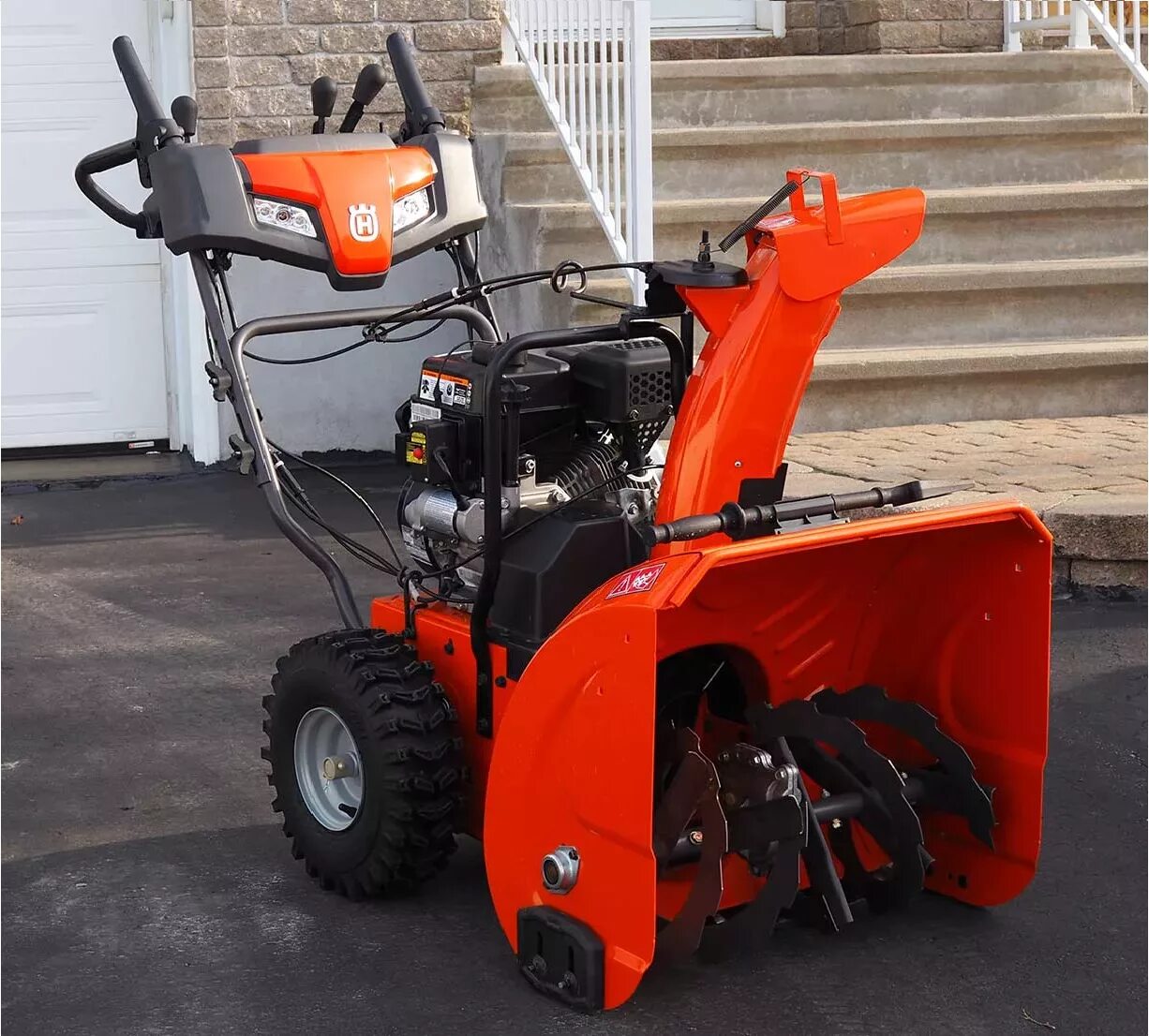 Снегоотбрасыватель husqvarna st 227. Снегоуборщик st 224. Снегоуборщик бензиновый хускварна 224. Снегоотбрасыватель husqvarna st 224. Снегоуборочная машина husqvarna st 224.