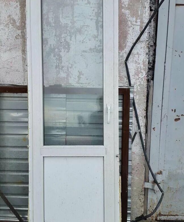 Входная пластиковая дверь 210 80. Пластиковые двери на авито б у. Двери пластиковые входные б/у. Пластиковые двери на авито б у. Пластиковая балконная дверь с коробкой.