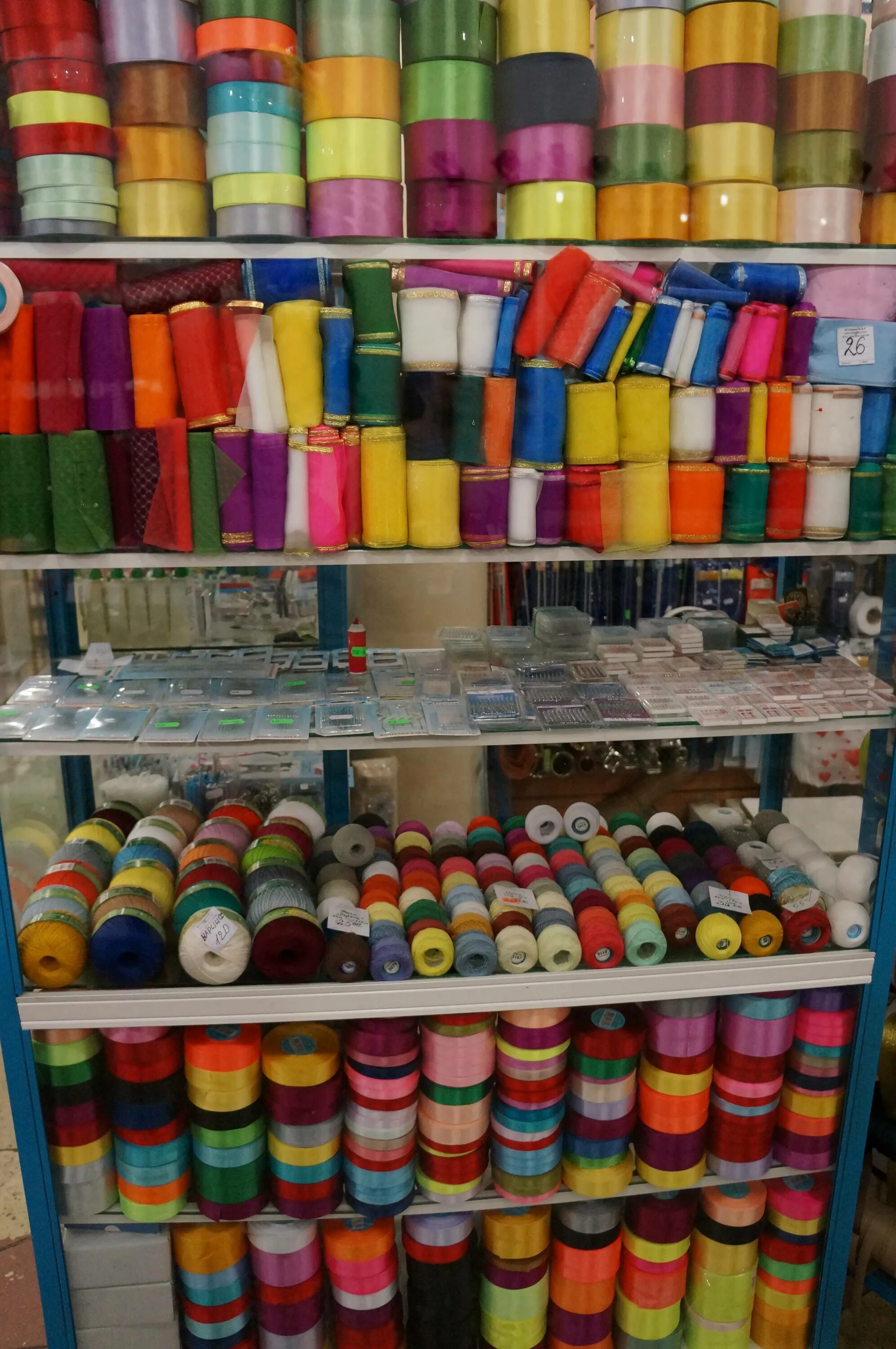 швейные принадлежности. магазин швейной фурнитуры. оптовый магазин швейная фурнитура. витрина для фурнитуры швейной. виват фурнитура иваново.