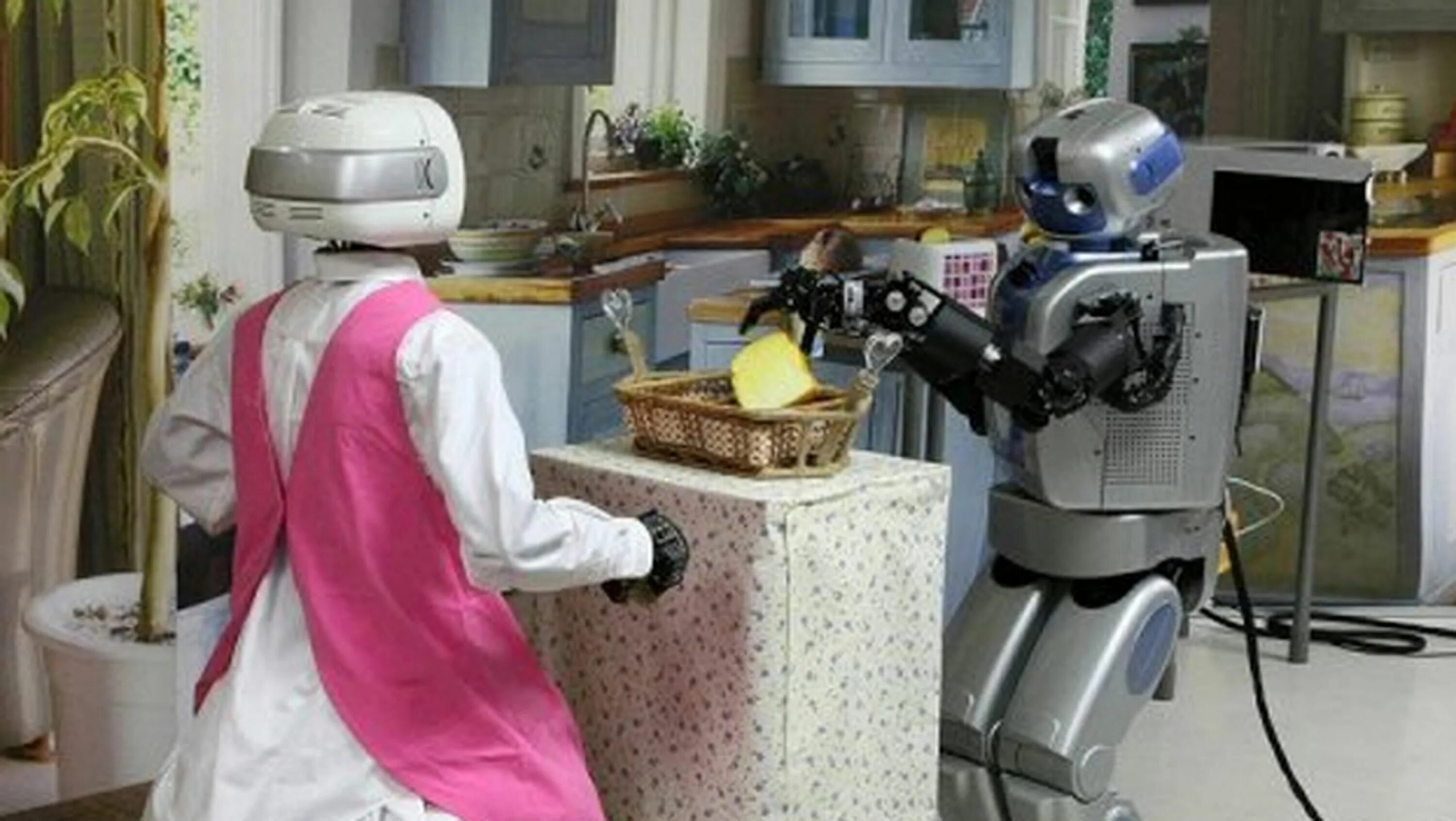 Robot maid. Робот с пивом. Робот горничная. Есть живые роботы в виде человека.