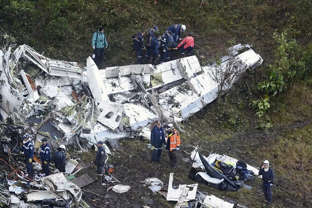 Разбилась команда. Катастрофа Bae 146 в Колумбии. Упавший самолет Шапекоэнсе. Футболист который разбился на самолете. Самолёт упал вертикально вниз.