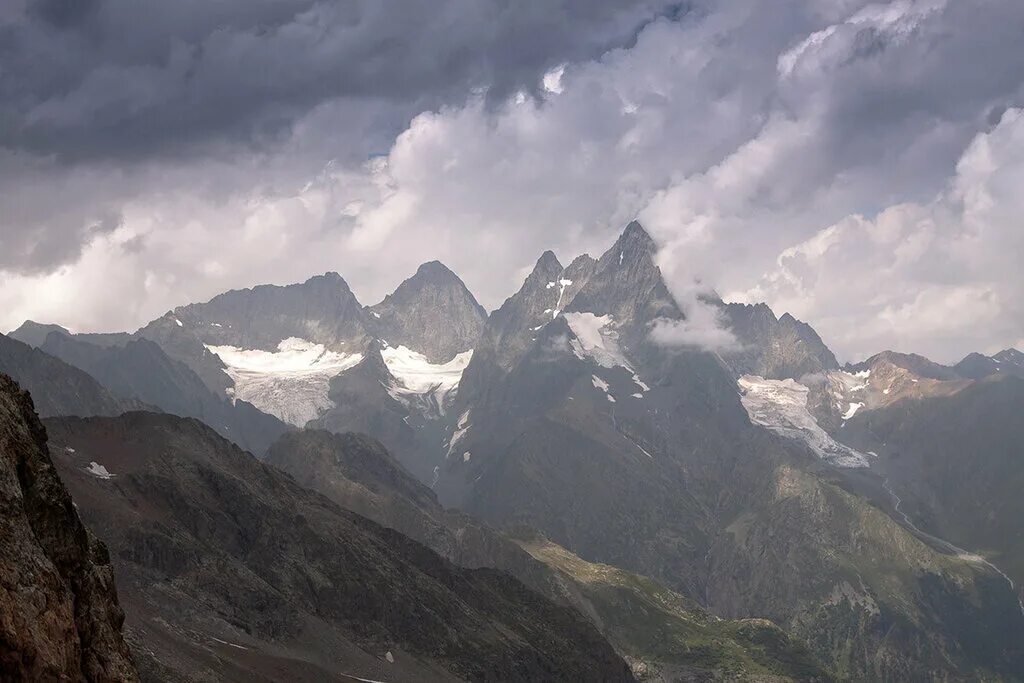 Горы канады гора святого ильи. Горы в облаках. Шесть гора. Международный день гор. Острый угол горы.