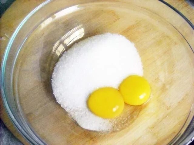 Желтки с сахаром. Яйца и сахар в миске. Яичные белки в миске. Желток в миске.