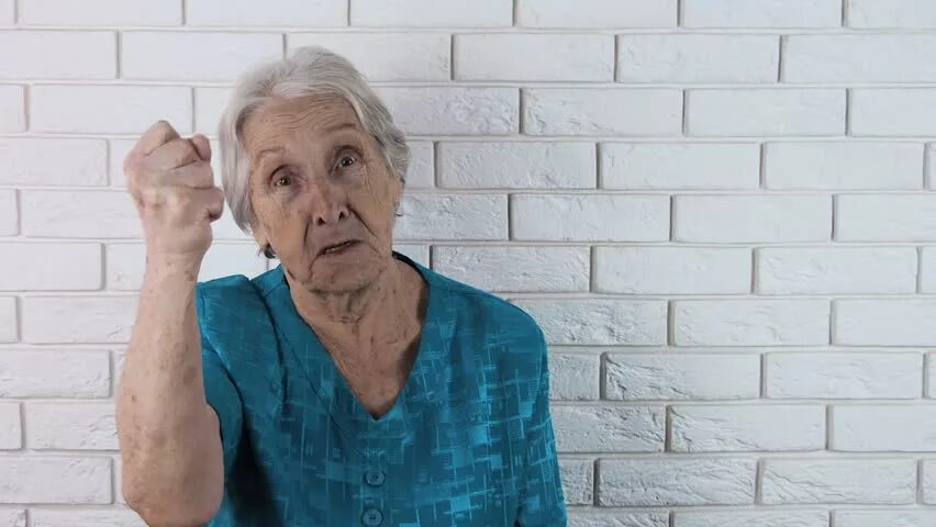 Злой пенсионер. Агрессия у пожилых. Агрессия у пожилых. Что такое деменция у пожилых людей. Агрессивный пожилой человек.