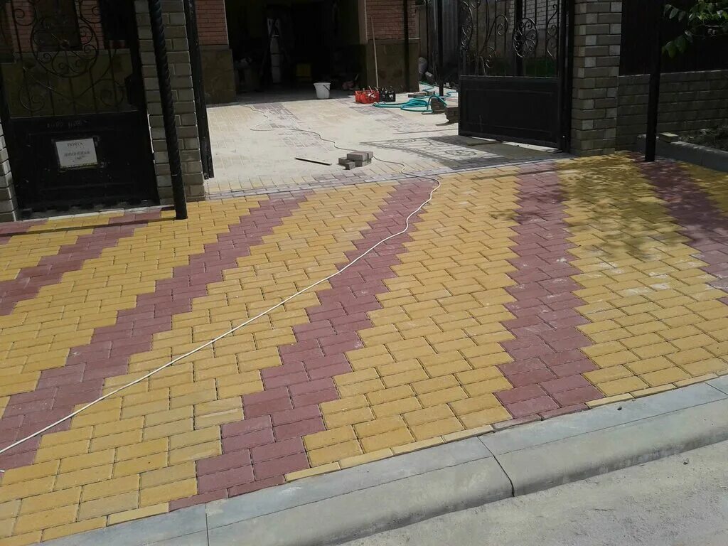 клинкерные брусчатки röben. фото укладки брусчатки. плитка для мощения браер. тротуарная плитка 200х100х30. плитка во дворе частного дома.