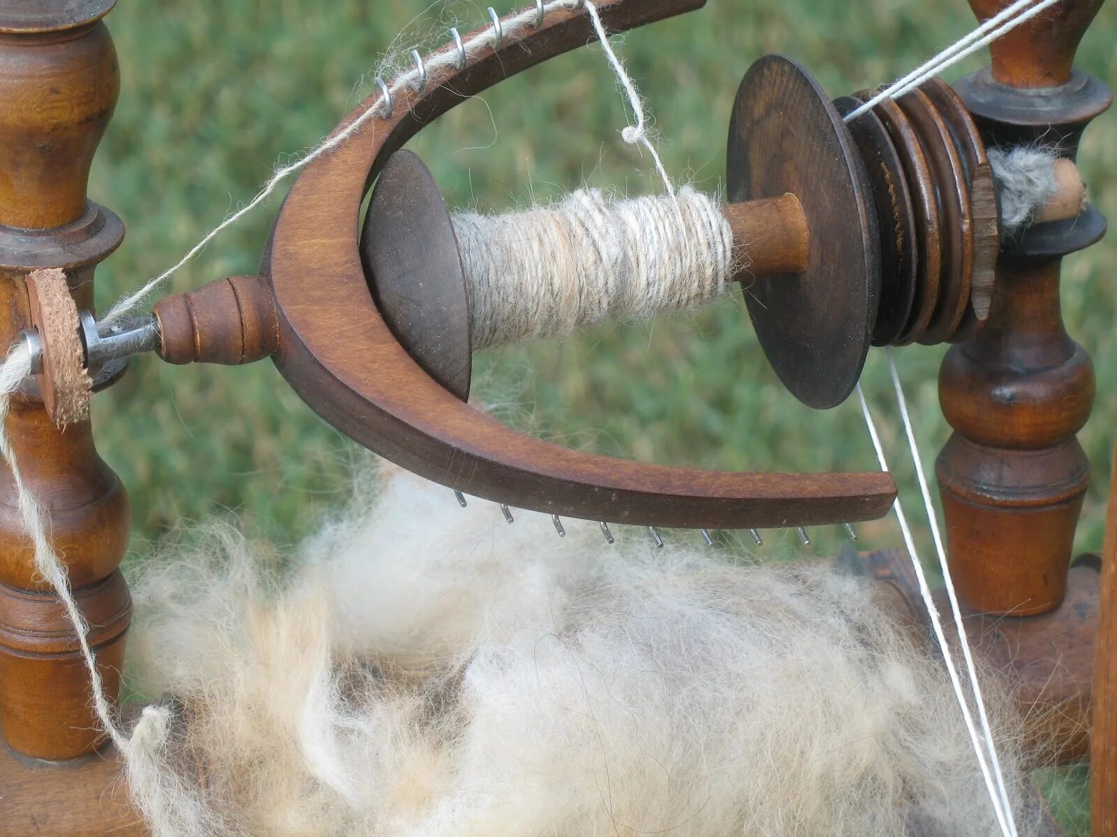 Прядение собачьей шерсти. Прядение собачьей шерсти. Прясть из шерсти. Вычесывание овечьей шерсти. Станок для прядения шерсти.