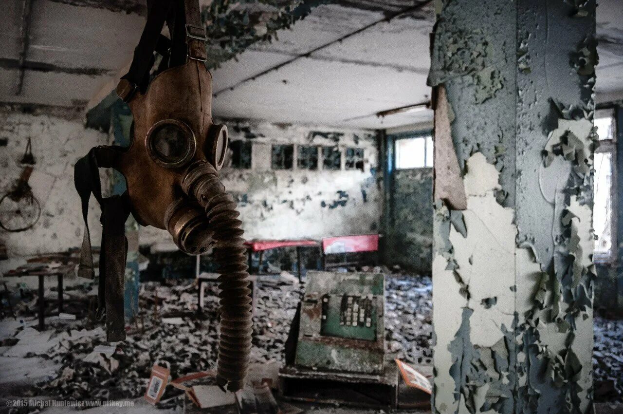 Чернобыль жуткие. Зона отчуждения Чернобыльской АЭС Припять. Город призрак Чернобыль Припять. Припяти зона отчуждения призраки. Чернобыль зона отчуждения ЧАЭС.