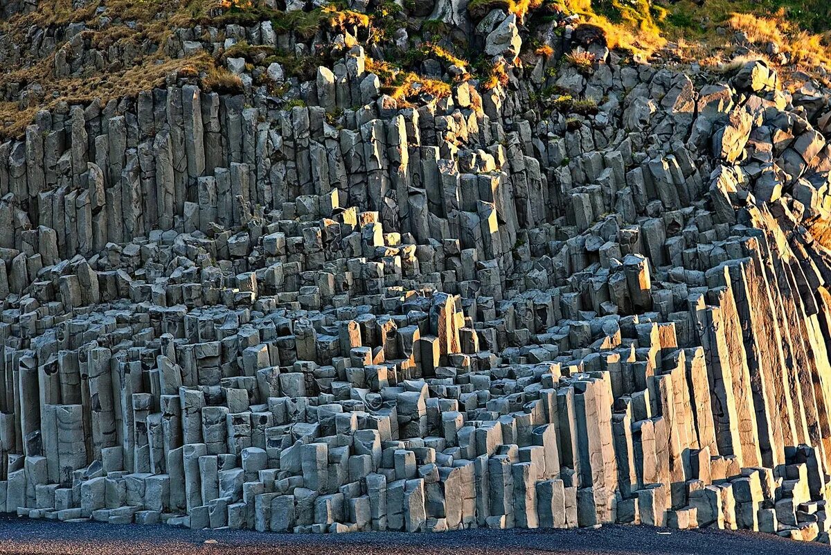 Большой поверхности а также. Столбчатый базальт Исландия. Исландия базальтовые столбы. Исландия каменные столбы. Столбчатая отдельность в базальтах.